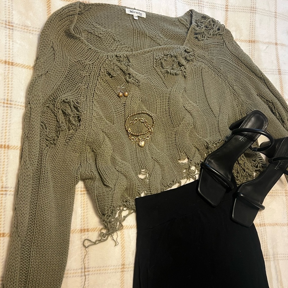 Miracle brand green sweater

Distressed

Size S/M